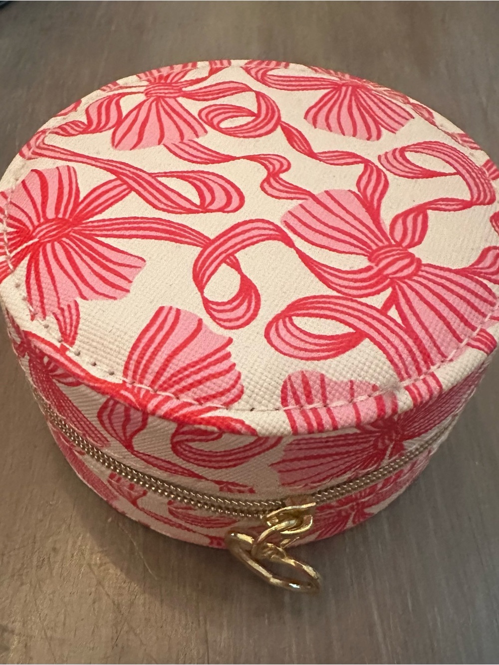 Red and pink bows jewelry case